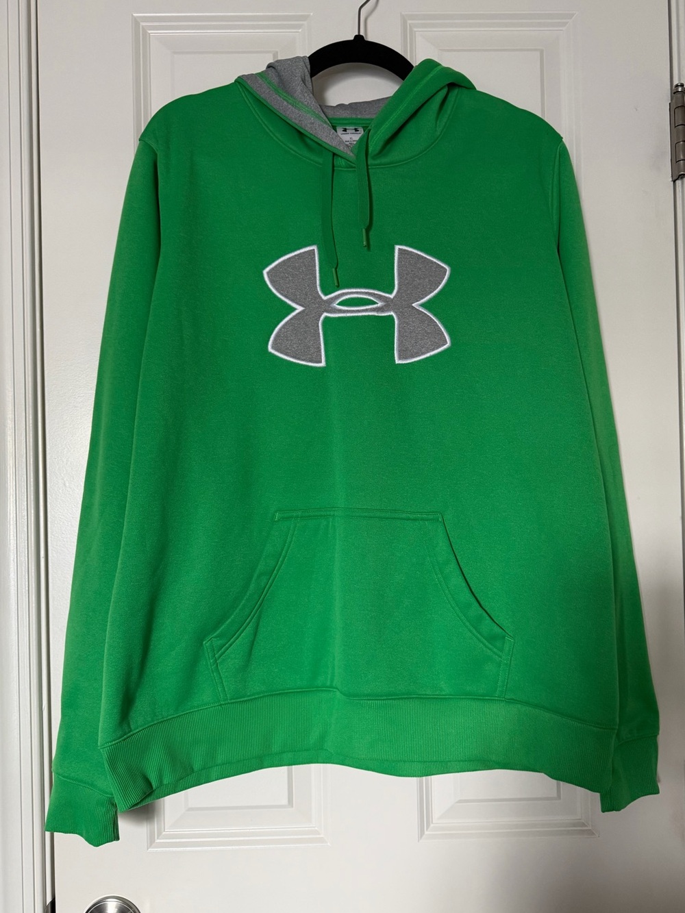 EUC Women’s UA hoodie. Size XL.